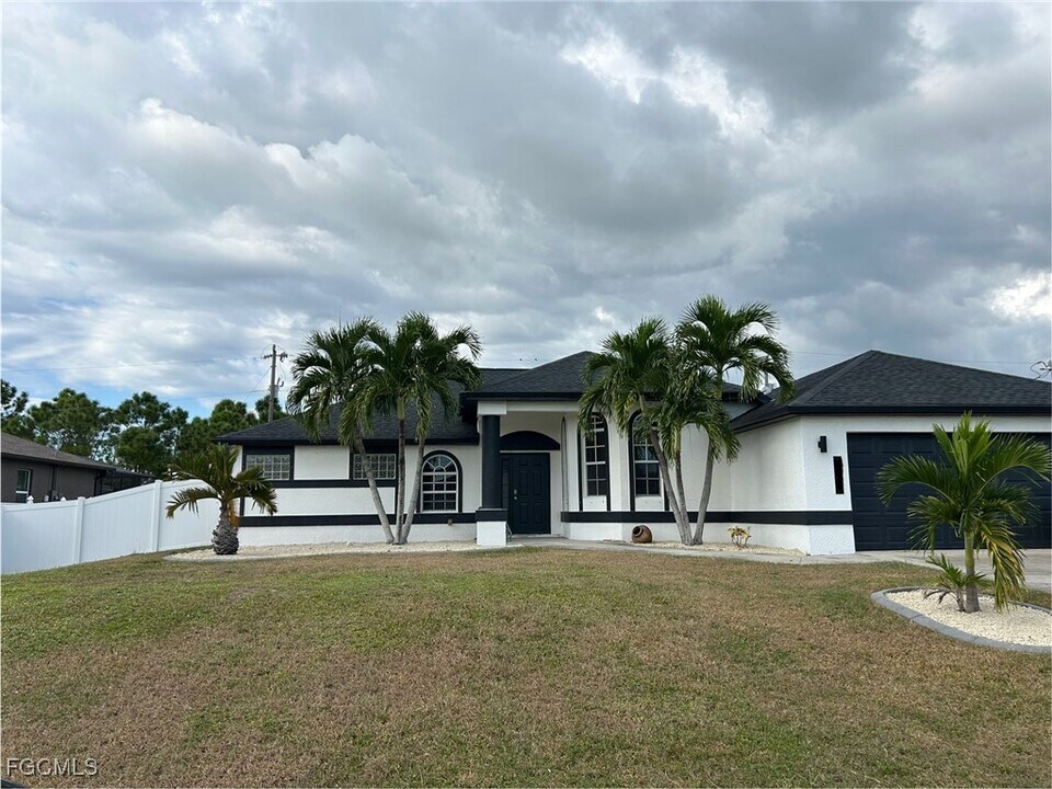 1321 SW 25th St in Cape Coral, FL - Building Photo