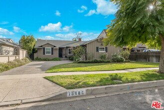 13400 Weddington St in Los Angeles, CA - Building Photo - Building Photo