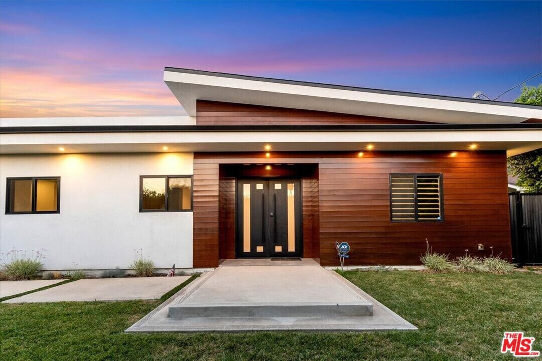 5456 Hazeltine Ave in Los Angeles, CA - Building Photo