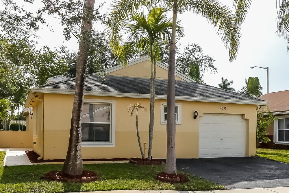 210 NW 207th Way in Pembroke Pines, FL - Building Photo