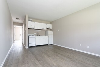 Newly renovated apartments in quiet neighb... in Des Moines, IA - Building Photo - Building Photo