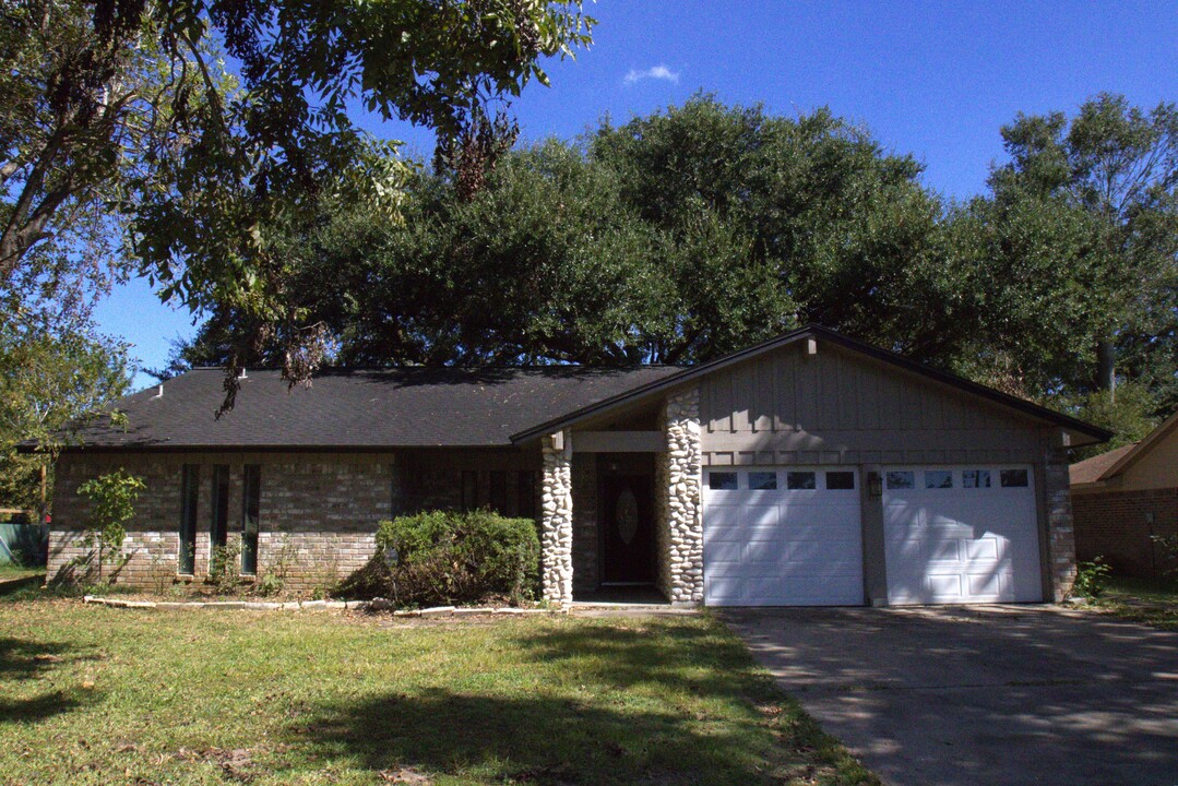 111 Pine St in Lake Jackson, TX - Building Photo