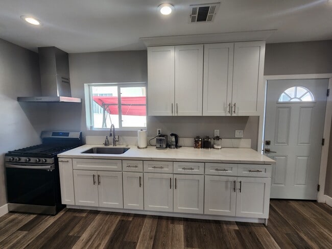 9309 Dorrington Pl, Unit A in Pacoima, CA - Foto de edificio - Building Photo