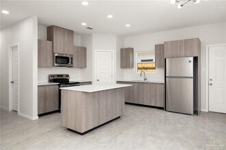 13 N Alexandrite Ave in Edinburg, TX - Foto de edificio - Building Photo