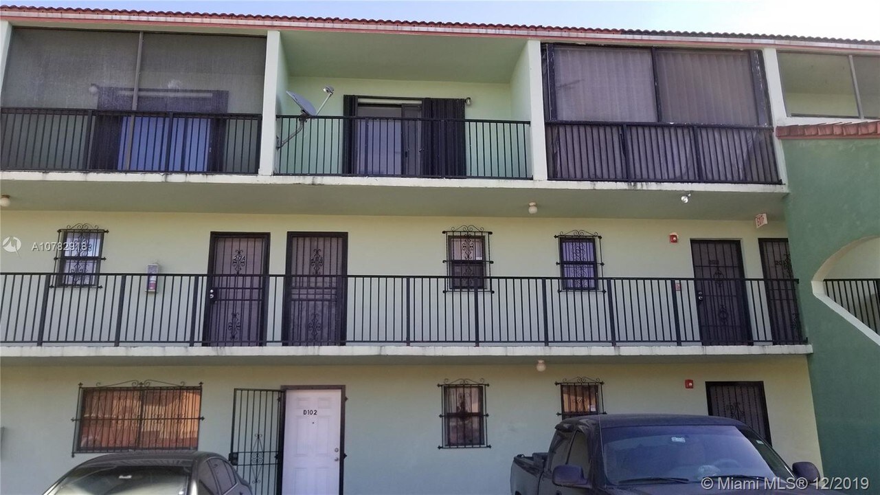 2319 W 60th St-Unit -D203 in Hialeah, FL - Building Photo