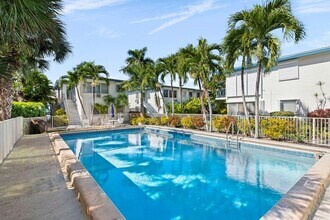 561 Bayshore Dr, Unit 5 in Fort Lauderdale, FL - Foto de edificio - Building Photo