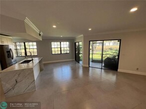 9015 W Sunrise Blvd in Plantation, FL - Foto de edificio - Building Photo