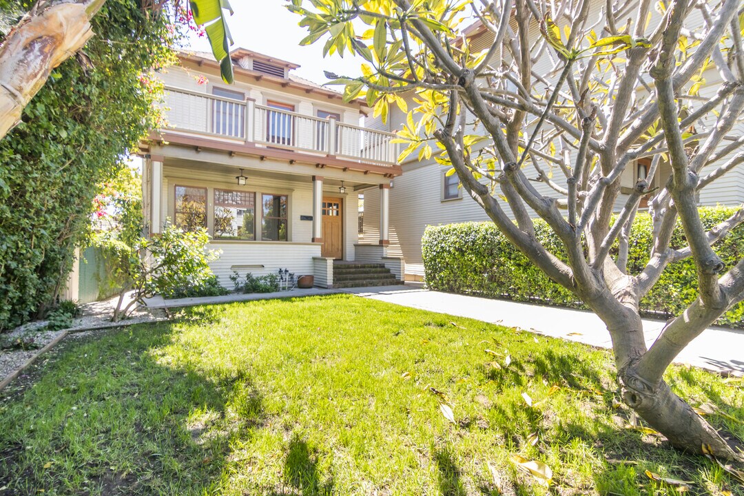 847 E Kensington Rd in Los Angeles, CA - Building Photo