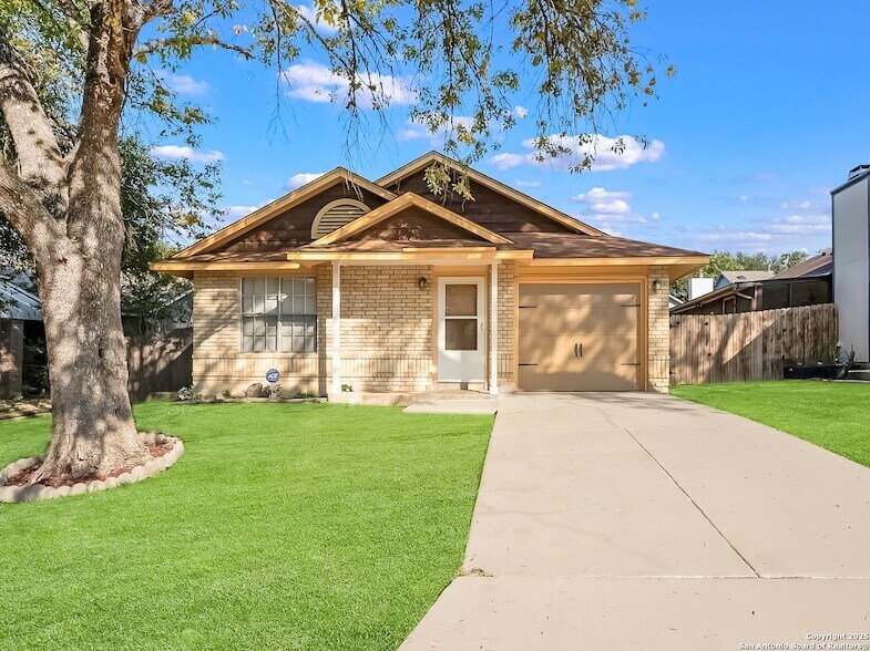 715 Meadow Gate in Converse, TX - Building Photo