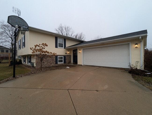 1411 Chadwick Dr in Normal, IL - Building Photo - Building Photo