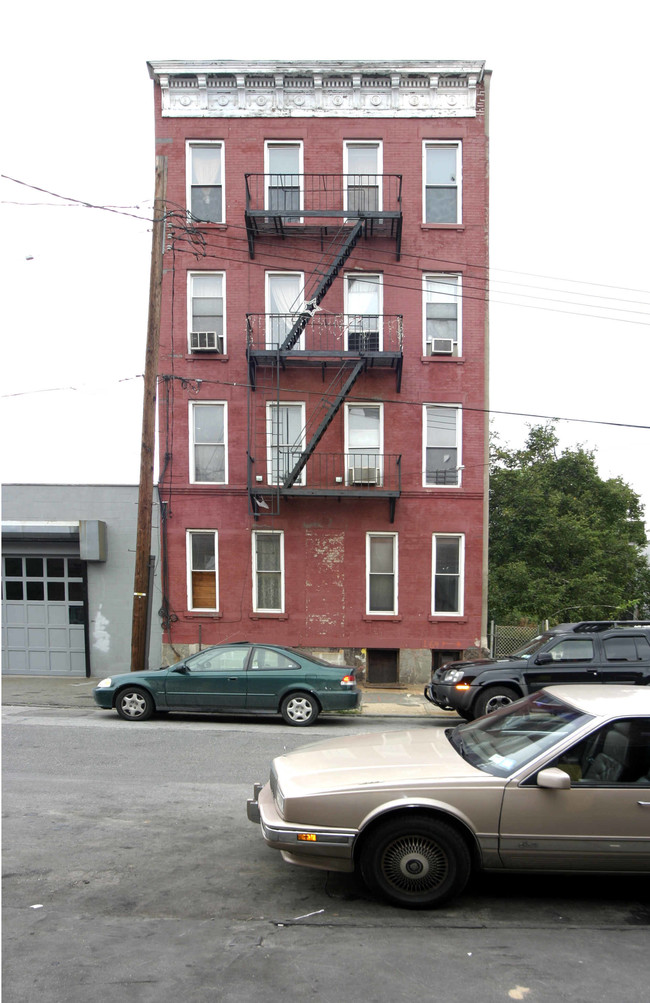 164 Dikeman St in Brooklyn, NY - Foto de edificio - Building Photo