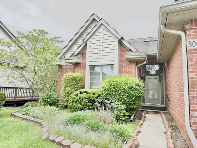 30684 Tanglewood Trl, Unit 16R in Farmington Hills, MI - Building Photo - Building Photo