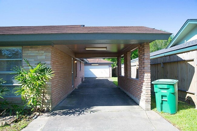 4031 Martinshire Dr in Houston, TX - Building Photo - Building Photo