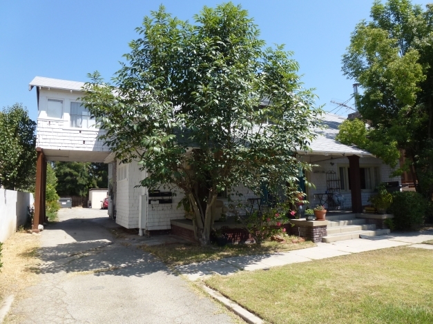 704 S Marengo Ave in Pasadena, CA - Foto de edificio - Building Photo