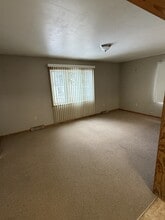 951 Park Ave in Dickinson, ND - Foto de edificio - Building Photo