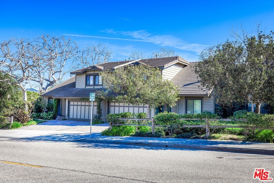 29202 Heathercliff Rd in Malibu, CA - Building Photo