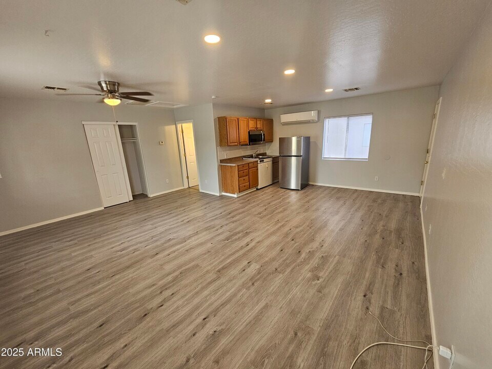 7355 N Black Cyn Hwy in Phoenix, AZ - Building Photo