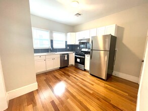 18 Royal St, Unit 2 in Boston, MA - Foto de edificio - Building Photo