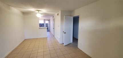 1220 Shadowdale Dr in Houston, TX - Building Photo - Building Photo