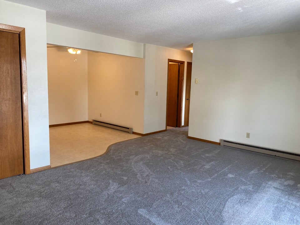 920 21st St NW in Bemidji, MN - Foto de edificio