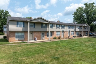 Four Seasons Apartments and Townhomes in Austintown, OH - Building Photo