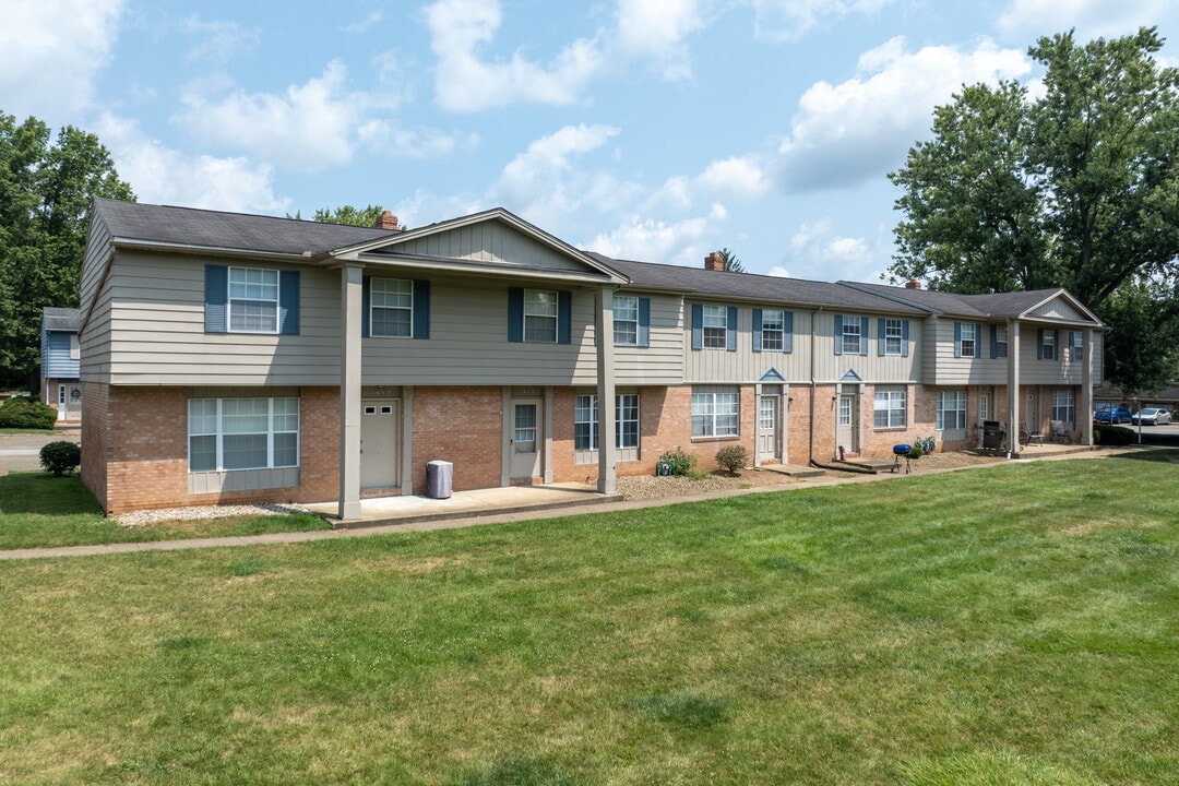 Four Seasons Apartments and Townhomes in Austintown, OH - Foto de edificio