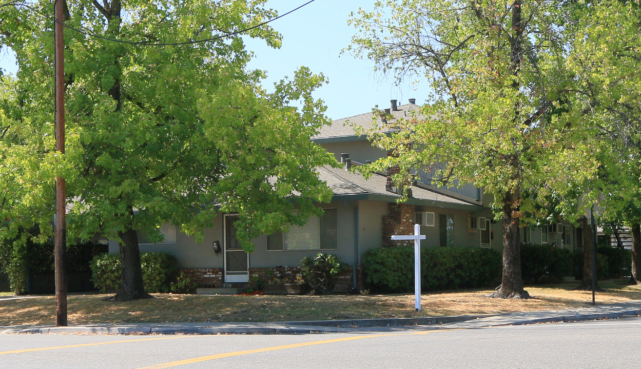 51 Dean Way in Folsom, CA - Foto de edificio