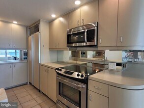 224 W Rittenhouse Square in Philadelphia, PA - Building Photo - Building Photo