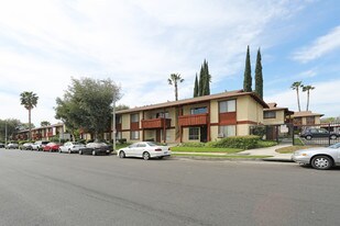 Tara Woods Garden Apartments in Canoga Park, CA - Building Photo