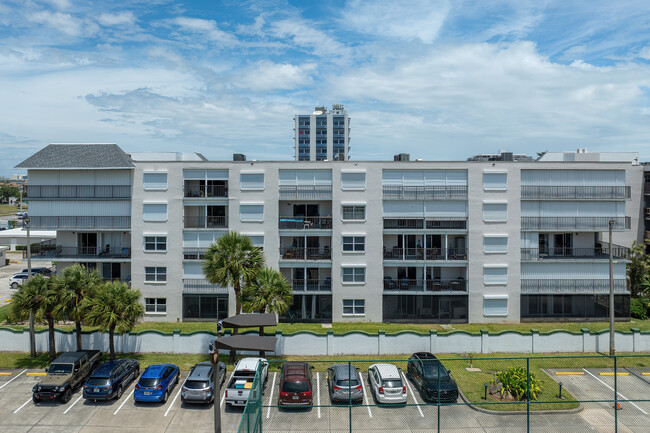 Port Royal in Cocoa Beach, FL - Foto de edificio - Building Photo