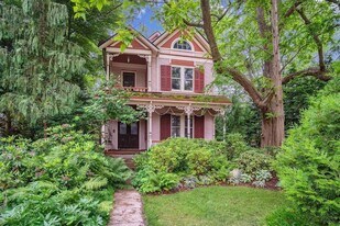 921 W Huron St in Ann Arbor, MI - Building Photo