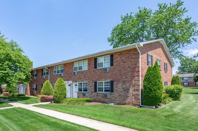 Fairfield Village at Levittown in Levittown, NY - Foto de edificio - Building Photo