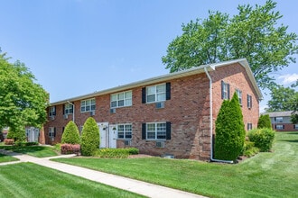 Fairfield Village at Levittown in Levittown, NY - Foto de edificio - Building Photo