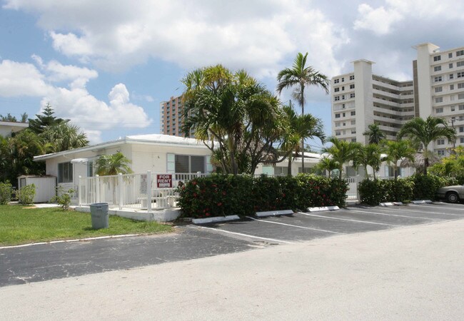 Sun & Surf Apartments in Pompano Beach, FL - Foto de edificio - Building Photo