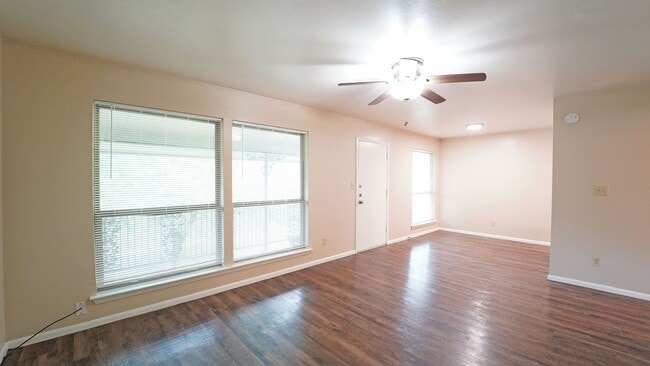property at 202 E Oak St