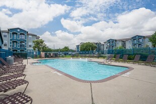 Edge Estates in Beaumont, TX - Building Photo