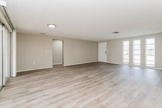 7043 Fireside Dr in Port Richey, FL - Building Photo - Building Photo