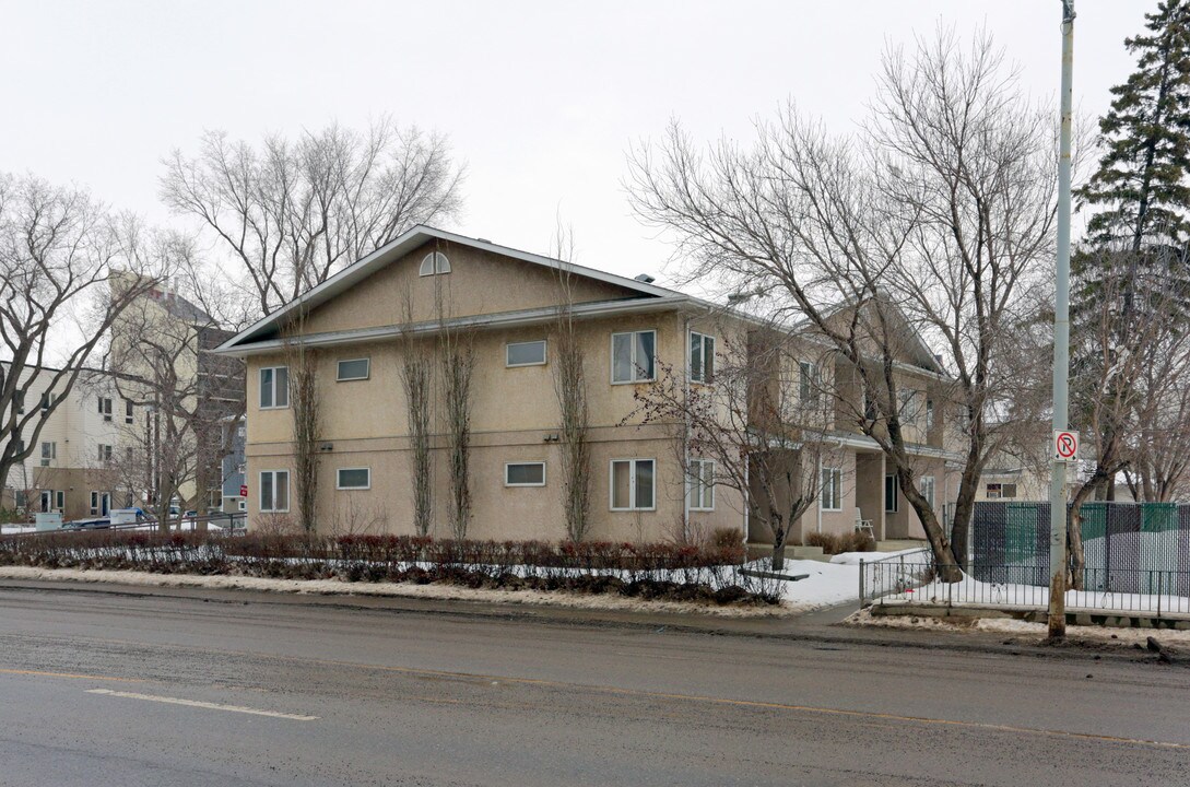 9359 104th Ave NW in Edmonton, AB - Building Photo