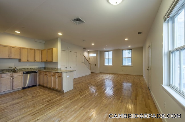 110 Second St., Unit 111 in Cambridge, MA - Foto de edificio - Building Photo