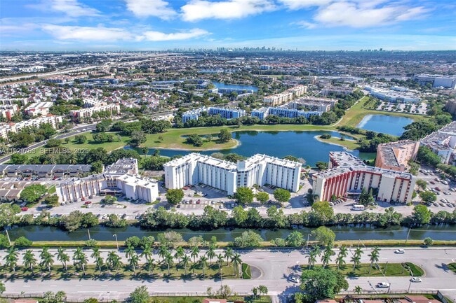 9682 Fontainebleau Blvd in Miami, FL - Foto de edificio - Building Photo