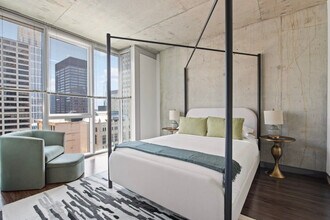 215 W Lake St in Chicago, IL - Building Photo - Building Photo