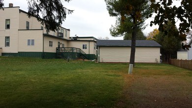 506 Forest Home Dr in Francis Creek, WI - Foto de edificio - Building Photo