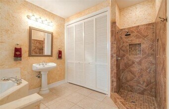 14302 Reissen Ln in Houston, TX - Foto de edificio - Building Photo