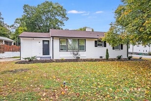 2301 Shamrock Dr in Charlotte, NC - Building Photo