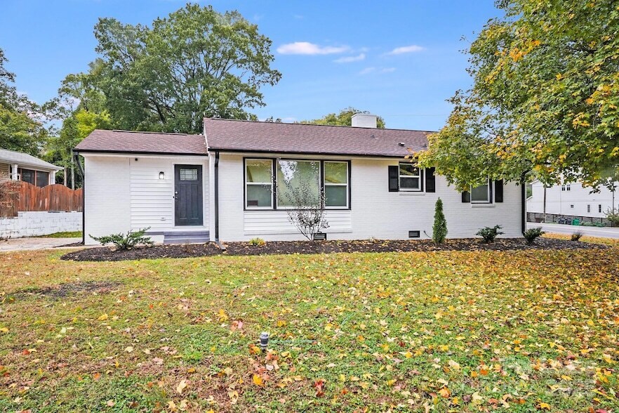 2301 Shamrock Dr in Charlotte, NC - Building Photo