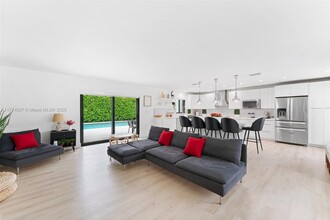 1320 SW 102nd Pl in Miami, FL - Building Photo - Building Photo