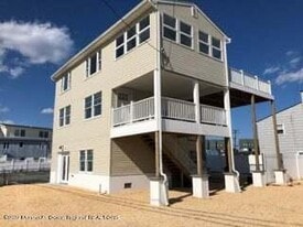 84 Inlet Dr in Point Pleasant Beach, NJ - Building Photo