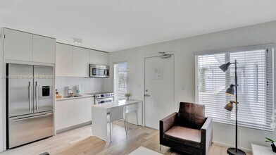 285 Sunrise Dr in Key Biscayne, FL - Foto de edificio - Building Photo