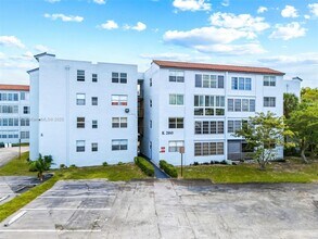 2860 Somerset Dr in Lauderdale Lakes, FL - Building Photo - Building Photo