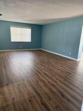 2419 Sam Rd in Jacksonville, FL - Foto de edificio - Building Photo